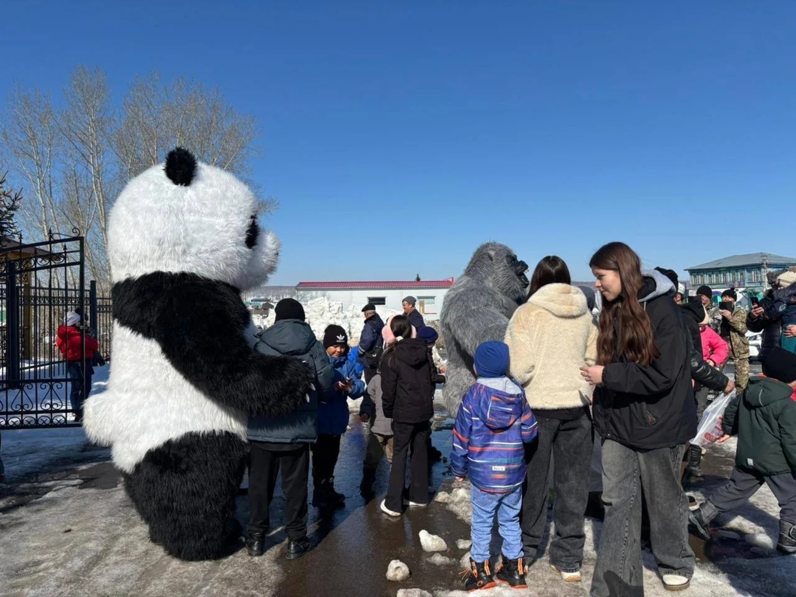 Темәстәр балаларға байрам бүләк итте