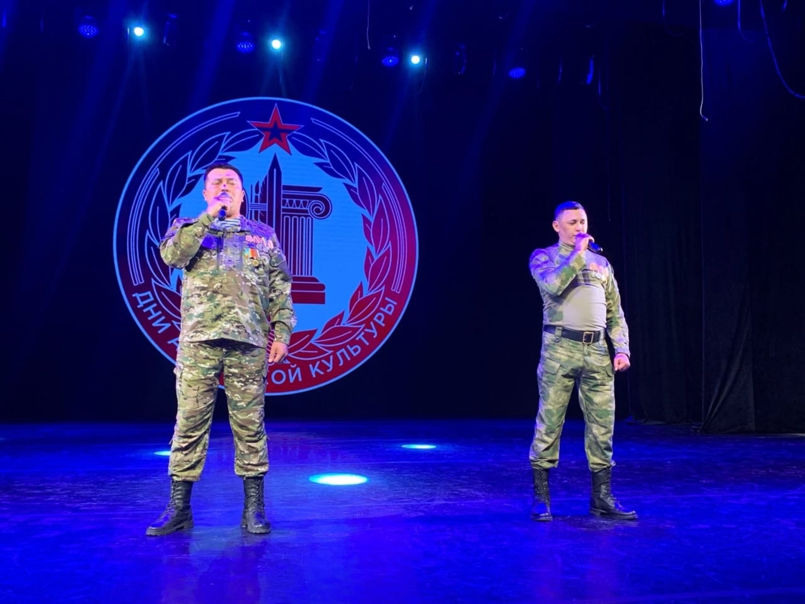 Алдынғы һыҙыҡта сәхнә юҡ