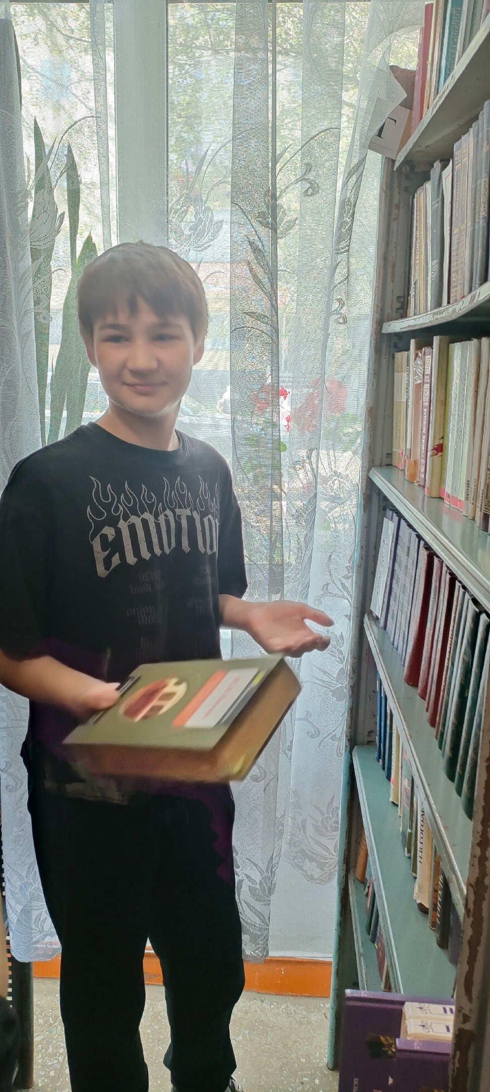 Китапханала бер көн