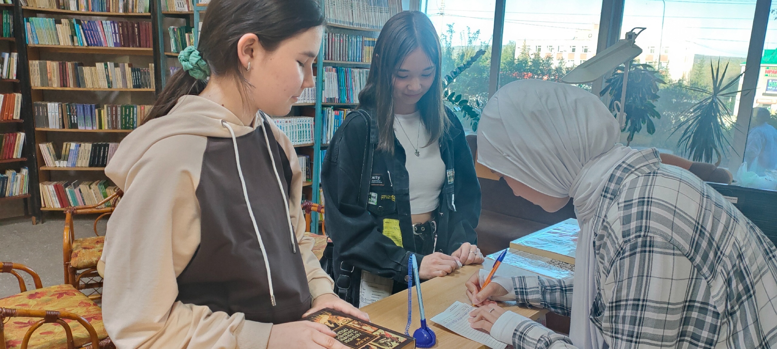 Китапханала бер көн