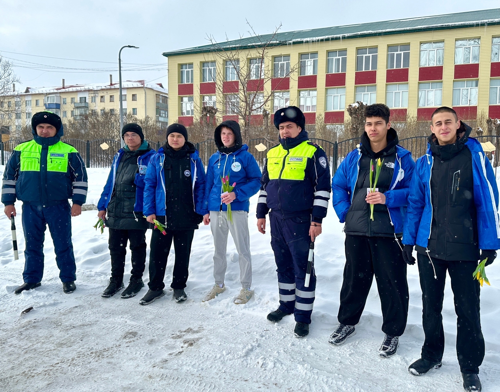 Юл инспекторҙары сәскә бүләк итте